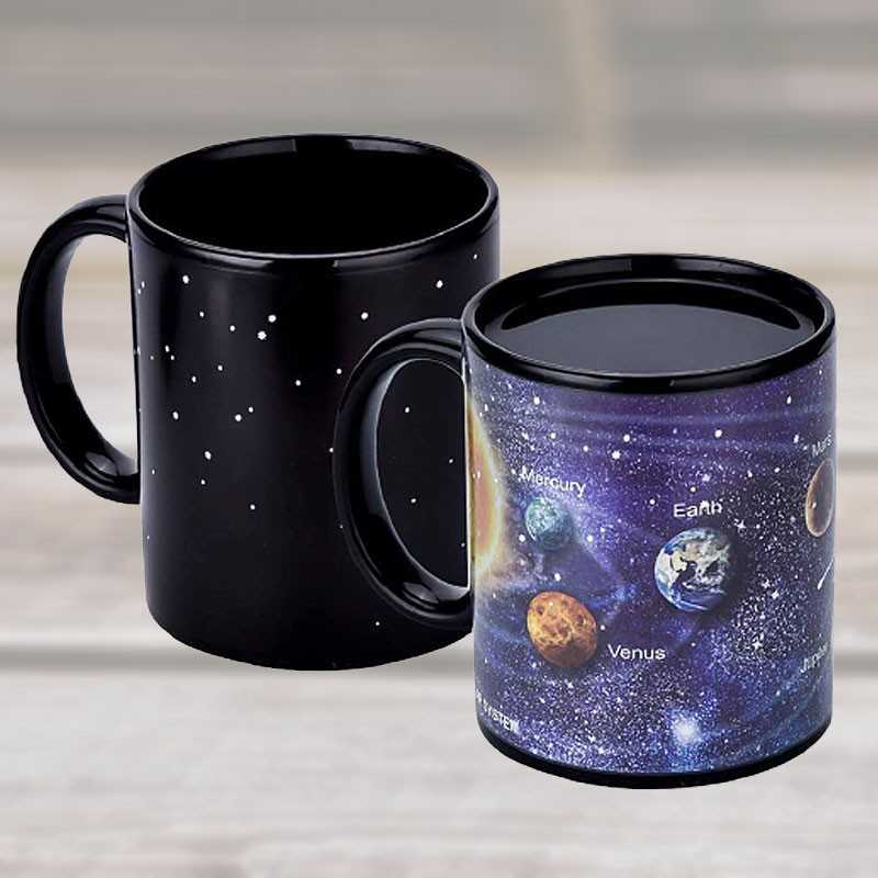 Gaveide? Farveskiftende kop med planeter - en magisk gave til rum-entusiaster