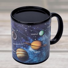 Farveskiftende kop med planeter