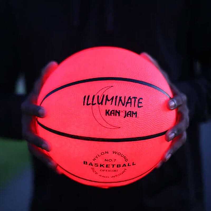 Gaveide? KanJam Illuminate LED basketball - Sjov og festlig bold til aftenaktiviteter