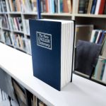 Pengeskab skjult som bog