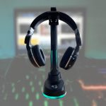 Headset holder med LED-lys og USB porte Headset holder med LED-lys og USB porte