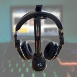 Headset holder med LED-lys og USB porte Headset holder med LED-lys og USB porte