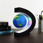 Svævende jordklode lampe
