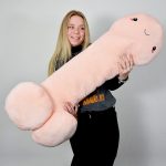 Penis pude på hele 100cm – Den sjoveste krammepude