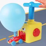 Affyringsrampe med balloner, raket og biler