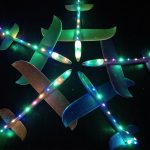 Svævende skumfly med LED-lys