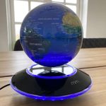 Svævende globus med led lys i fod – MikaMax
