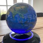 Svævende globus med led lys i fod – MikaMax