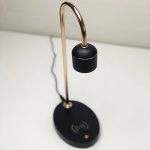 Smart lampe med svævende pære