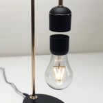 Smart lampe med svævende pære