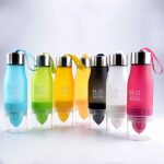 Drikkeflaske med frugtbeholder – Flere farver Drikkeflaske med frugtbeholder – Flere farver