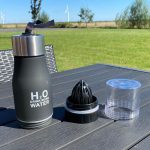 Drikkeflaske med frugtbeholder – Flere farver Drikkeflaske med frugtbeholder – Flere farver