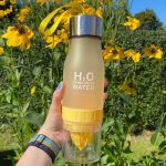 Drikkeflaske med frugtbeholder – Flere farver Drikkeflaske med frugtbeholder – Flere farver
