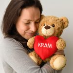 Valentinsdag bamse “kram” – 25 cm Valentinsdag bamse “kram” – 25 cm